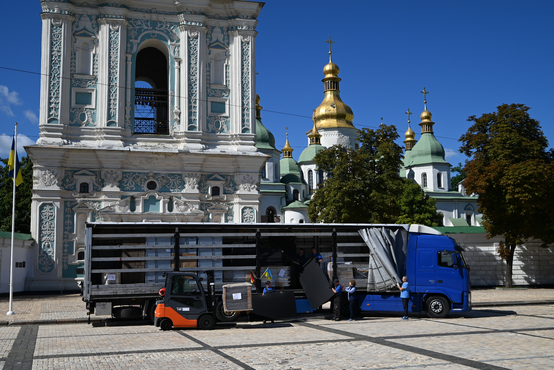 Bildquelle: Johannes Nathan/UAAC, Entladung der UAAC-Hilfsgüterlieferungen an der Sophienkathedrale, Kyiv